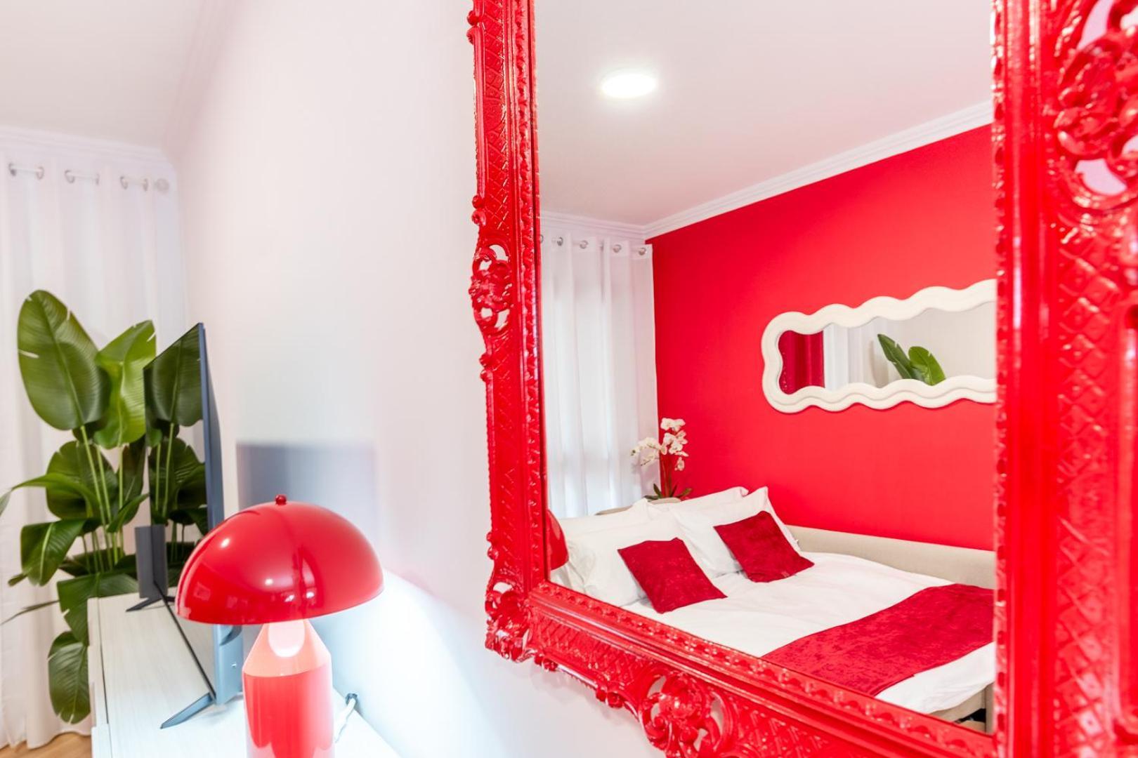 Red Chic Roma